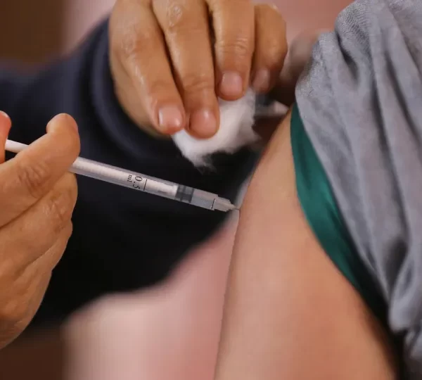 Dose única de vacina contra HPV não atinge mesma proteção contra principal forma associada ao câncer em meninas