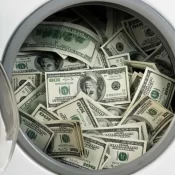 Empresários suspeitos de lavar dinheiro do PCC se entregam à polícia em SP