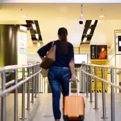 Entenda o que é downgrade em voos e quais os direitos dos passageiros