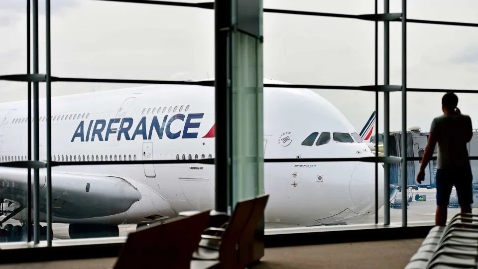Família expulsa de voo da Air France detalha confusão com tripulação