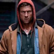 Glen Powell interpreta o homem que precisa sobreviver a 30 dias de caçada