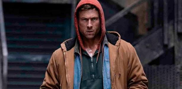 Glen Powell interpreta o homem que precisa sobreviver a 30 dias de caçada