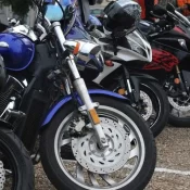 Governo Lula vai liberar faixa azul para motos em todas as cidades do país