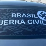 Homem é preso em SC após circular com adesivo de suástica nazista em carro
