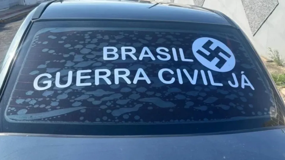 Homem é preso em SC após circular com adesivo de suástica nazista em carro