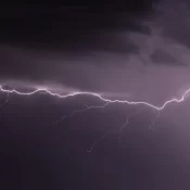 Homem morre após ser atingido por raio em praia do RS