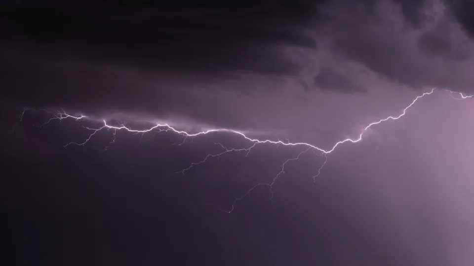 Homem morre após ser atingido por raio em praia do RS