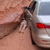 Homem que ficou com cabeça atolada na roda do carro morre após resgate