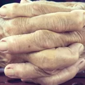 Idoso de 81 anos que tinha benefício retido por patrão em sítio é resgatado