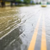 Idoso morre arrastado por enxurrada durante chuva em São Paulo