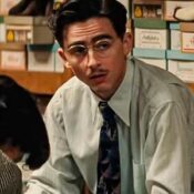 Timothée Chalamet é Marty Mauser em