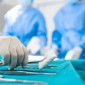 Jovem morre após cirurgia plástica; clínica é alvo de queixas