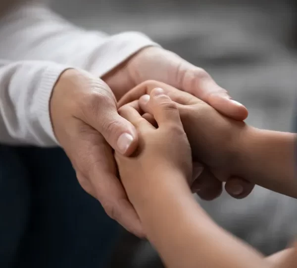 Justiça condena casal que desistiu de adoção e abandonou criança em fórum no PR
