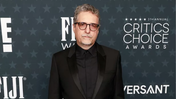 Kleber Mendonça Filho faz crítica certeira após receber troféu do "Critics Choice" no tapete vermelho; assista