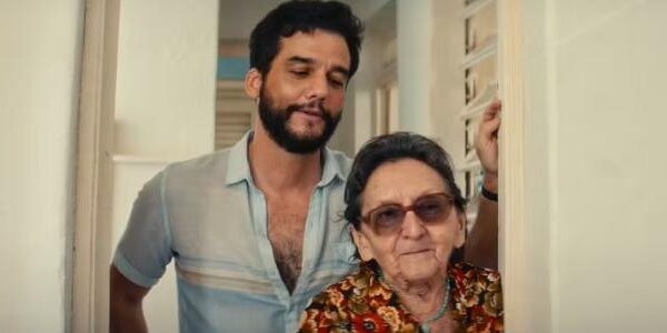 Wagner Moura e Tânia Maria em cena de "O agente secreto"