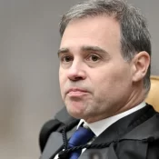 MEC ignora fila e libera pós-graduação para instituto de André Mendonça, do STF