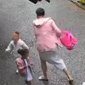 Mãe derruba própria filha no chão após lhe dar tapas na cabeça; vídeo