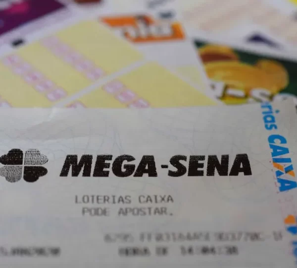Mega-Sena acumula e prêmio principal vai para R$ 12 milhões