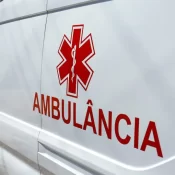 Menina morre após caminhão atingir carro estacionado no RJ; mãe fica ferida