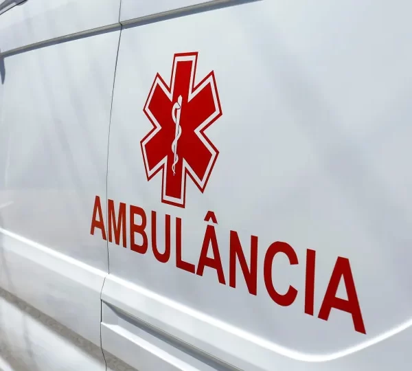 Menina morre após caminhão atingir carro estacionado no RJ; mãe fica ferida