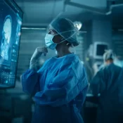 Mulher diagnosticada com câncer raro pensava estar na menopausa