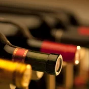 Mulher é internada em estado grave após beber vinho com soda cáustica