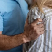 Mulher fora do trabalho tem 3 vezes mais risco de sofrer violência