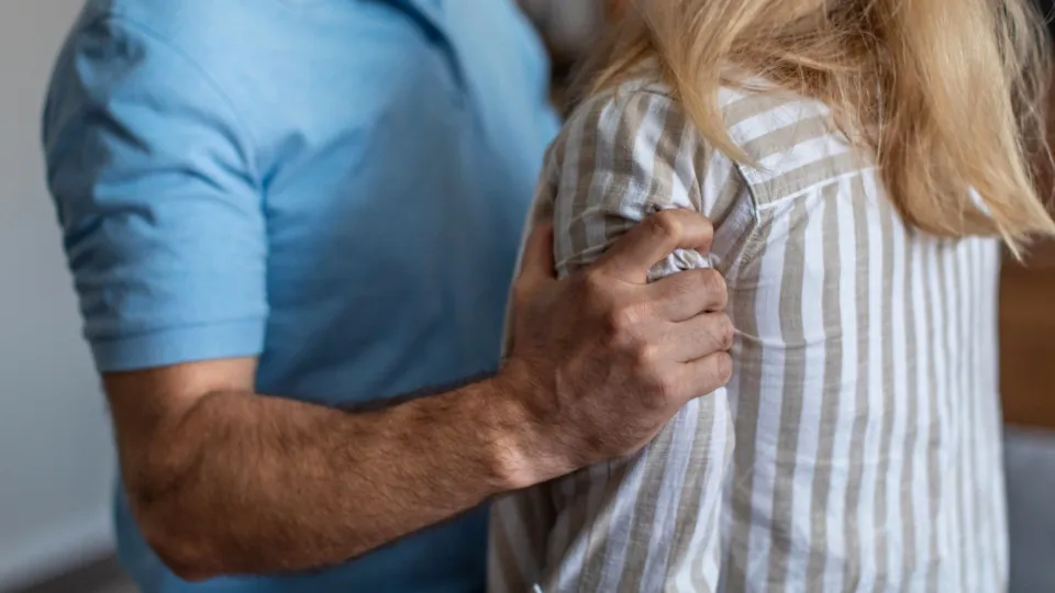 Mulher fora do trabalho tem 3 vezes mais risco de sofrer violência