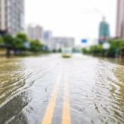 Mulher morre arrastada por enxurrada após chuva intensa no interior de SP