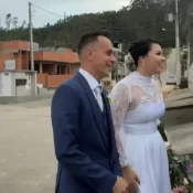 Noivos desviam caminho do altar para surpreender avós em SC; veja