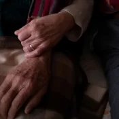 Nova regra, autocuratela permite que idosos escolham quem cuidará deles