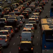 Paulistano enfrenta congestionamentos na saída para o feriado prolongado