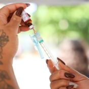 Rio leva vacinação a parques e aeroportos até 12 de fevereiro