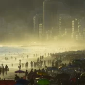 Rio registra calor recorde de 41°C com praias cheias e moradores sem ônibus