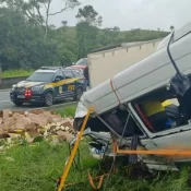 Seis morrem e 16 ficam feridos após carreta atingir van na BR-116 no Paraná
