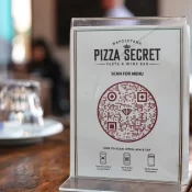 Tarcísio veta obrigatoriedade de cardápio de papel em restaurantes de SP