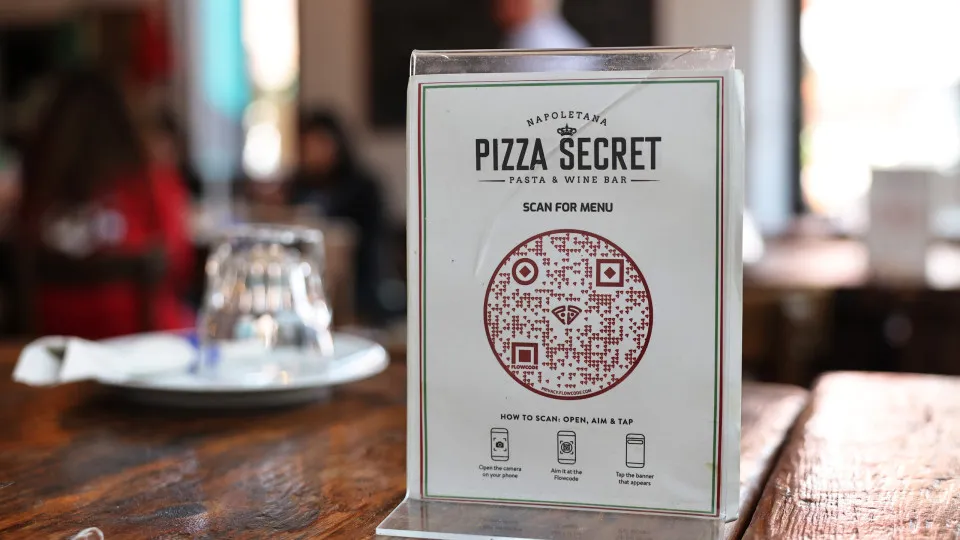 Tarcísio veta obrigatoriedade de cardápio de papel em restaurantes de SP