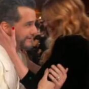 Wagner Moura recebe o carinho de Julia Roberts no Globo de Ouro