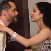 Globo de Ouro: Wagner Moura cumprimenta Chase Infiniti, de