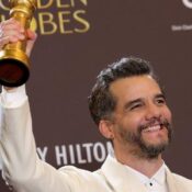 Wagner Moura com o prêmio do Globo de Ouro