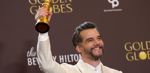 Wagner Moura com o prêmio do Globo de Ouro