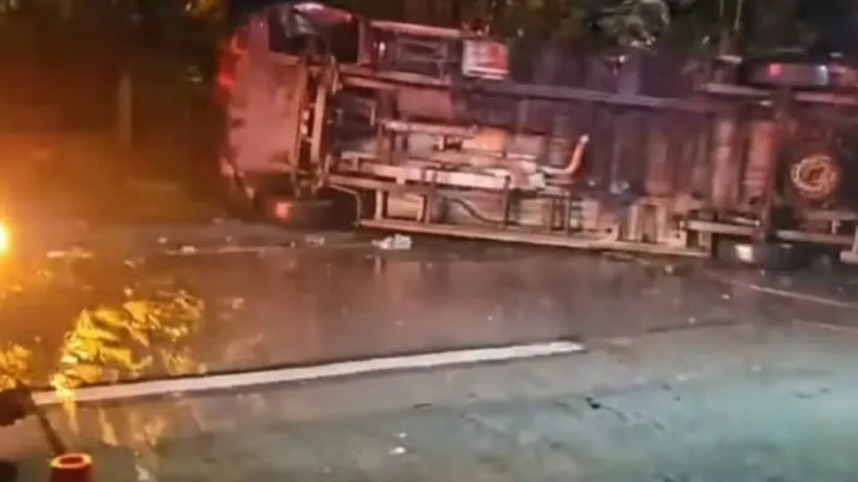 Acidente com caminhão desgovernado deixa três mortos na BR-116, no RJ