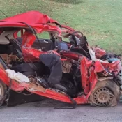 Acidente entre carro e carreta deixa cinco mortos em rodovia de Goiás