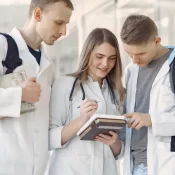 Alunos de cursos de medicina privados vão pior que os da rede pública em 94% das questões do Enamed