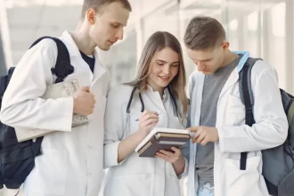 Alunos de cursos de medicina privados vão pior que os da rede pública em 94% das questões do Enamed