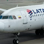 Avião da Latam com destino a Lisboa aborta decolagem no Aeroporto de Guarulhos