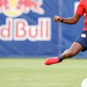 Bragantino multa zagueiro por fala machista contra árbitra