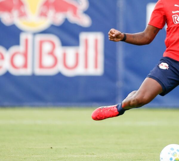 Bragantino multa zagueiro por fala machista contra árbitra