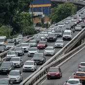 Câmeras com IA flagram uso de celular e falta de cinto e se multiplicam por rodovias paulistas
