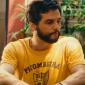 Camisas amarelas da Pitombeira, vistas em 'O Agente Secreto', tomam ruas de PE